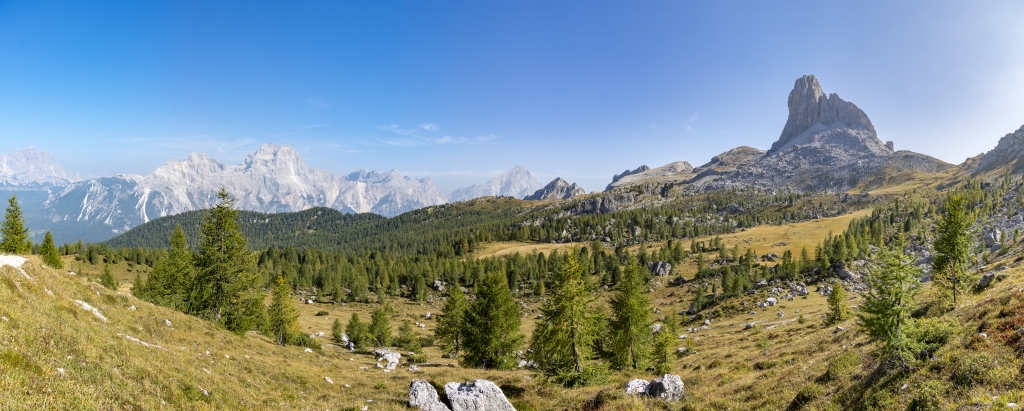 Von Saharastaub eingetrübter Blick kurz vor Erreichen des Rifugio Croda da Lago (2046m) auf die Ampezzaner Dolomiten, den Antelao (3264m), den Monte Pelmo (3172m) und den Becco Di Mezzodi (2603m), Dolomiten, Südtirol, September 2023.
